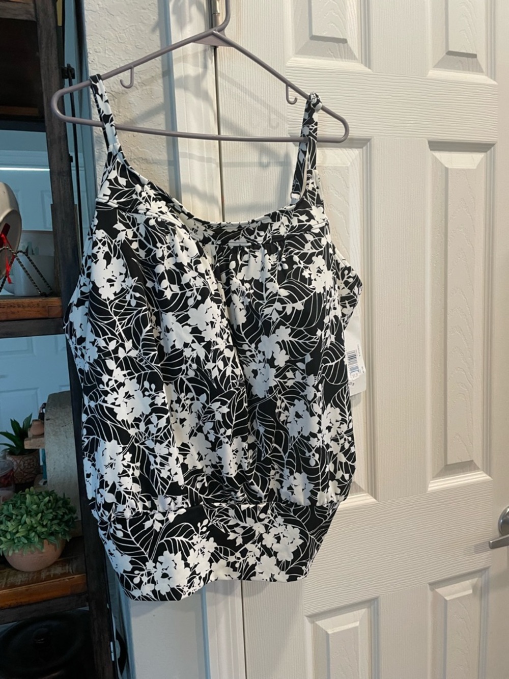Penbrooke black white
Floral tankini adjustable straps padded built in bra 22w